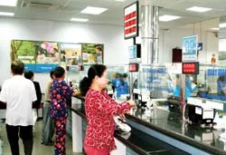 Khách hàng đang giao dịch tại Ngân hàng tmcp Á Châu