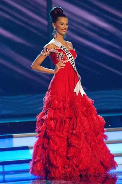 Trong trang phục dạ hội