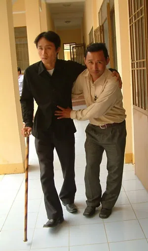 Anh Trần Minh Hoà được người thân đưa đến phường để nghe Viện kiểm sát nhân dân công khai xin lỗi vì bị bắt giam oan sai sáng 24-8-09