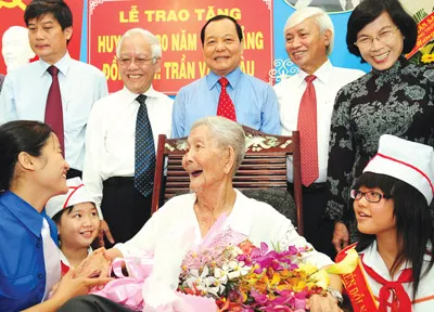 Trao Huy hiệu 80 năm tuổi Đảng cho GS Trần Văn Giàu