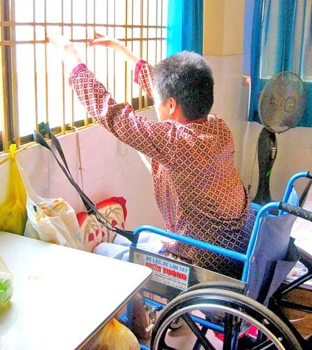 Hàng ngày Đạt vẫn kiên trì tập luyện trong căn phòng trọ của mình. Ảnh: MAI HƯƠNG