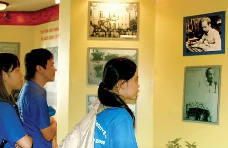 Triển lãm ảnh “40 năm, son sắt lời thề”