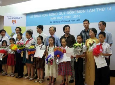 Trao 700 suất học bổng Quỹ Đôrêmon năm học 2009-2010