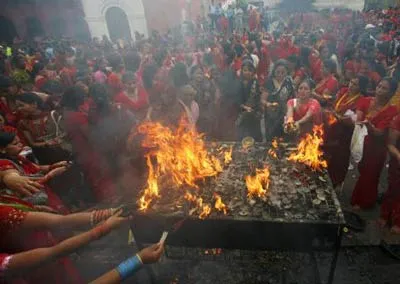 Cúng thần Pashupati ở trước thánh đường Pashupati Nath (ngày 23-8)