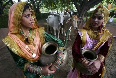 Phụ nữ Ấn Độ trong trang phục truyền thống mừng ngày lễ Teej