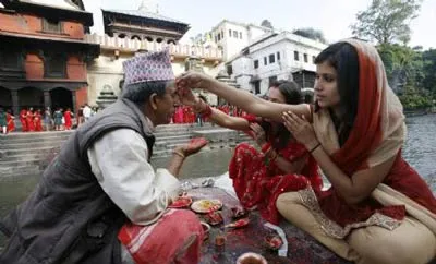Một nghi lễ trước thánh đường Pashupati Nath ở Kathmandu