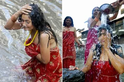 Thực hiện nghi lễ tắm ở sông Bagmati trong lễ thánh Panchami ở Kathmandu. Lễ này đánh dấu cho sự kết thúc của lễ hội Teej.