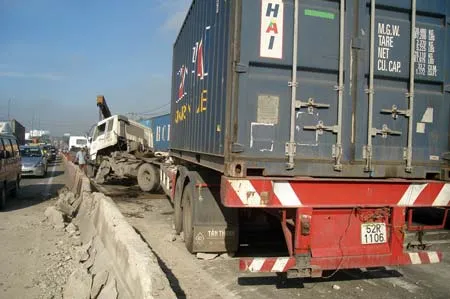 Xe container tông dải phân cách gây kẹt xe trên xa lộ Hà Nội
