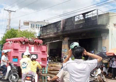 Ninh Thuận: Lửa thiêu rụi một cửa hàng bánh kẹo