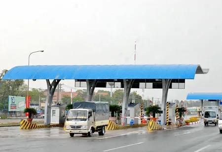 Trạm thu phí mới trên xa lộ Hà Nội. Ảnh: ĐỨC TRÍ