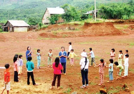 Tổ chức vui chơi cho các em học sinh.