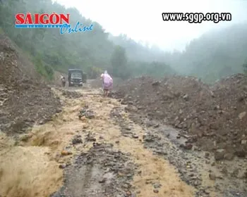 Quảng Nam - Đà Nẵng: Sạt lở núi, giao thông bị chia cắt ảnh 2