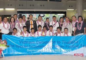 The Vietnam children’s football delegation welcomed in Bangkok Sep. 12 (Photo: Duc Bo)