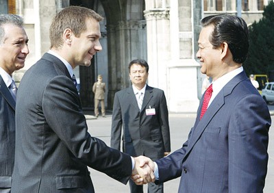 Hungarian PM Bajnai Gordon (L) welcomes Vietnamese PM Nguyen Tan Dung in Budapest (Photo: VNA)