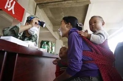 Bác sỹ quân y kiểm tra sức khỏe của người tị nạn.