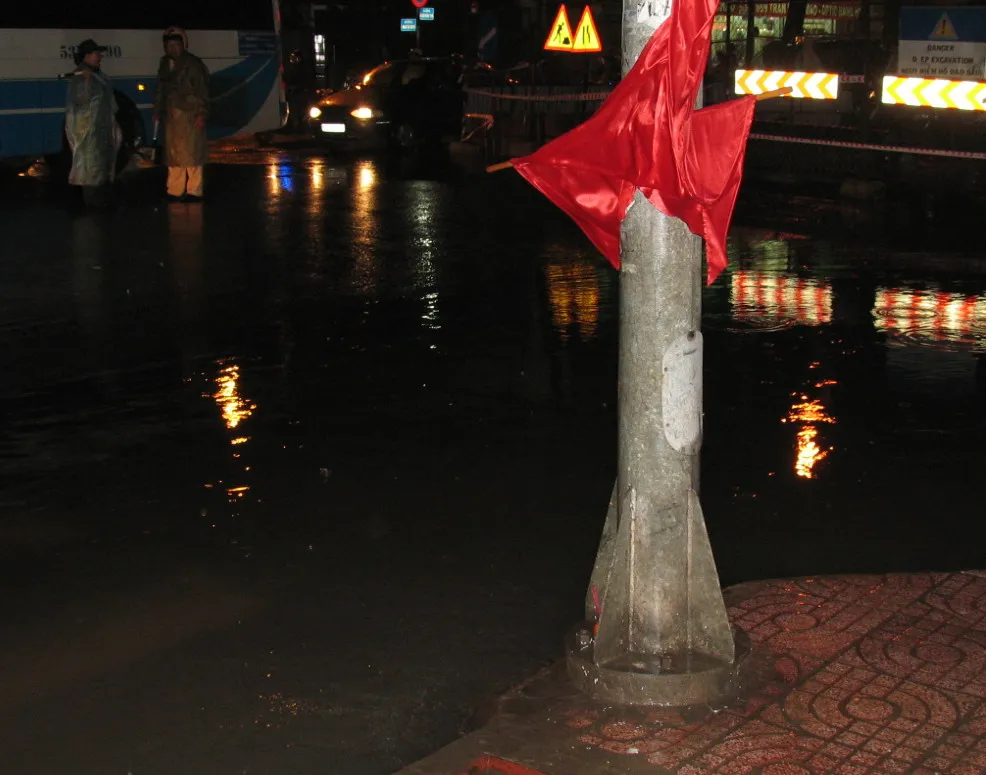 Trụ đèn chiếu sáng công cộng bị rò rỉ điện, một học sinh bị giật chết