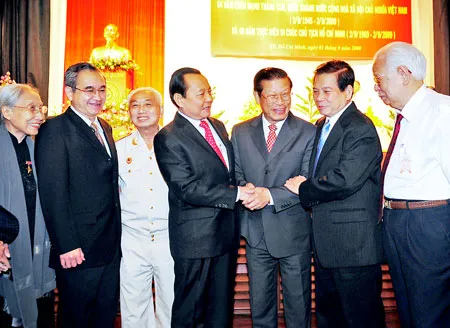 Chủ tịch nước Nguyễn Minh Triết và Bí thư Thành ủy Lê Thanh Hải thăm hỏi các đại biểu dự lễ kỷ niệm. Ảnh: VIỆT DŨNG