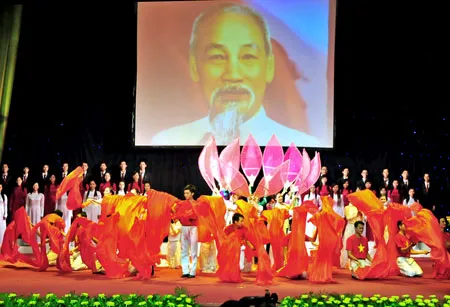 Biểu diễn nghệ thuật tại Lễ kỷ niệm 64 năm Cách mạng Tháng Tám và Quốc khánh 2-9 tại Hà Nội. Ảnh: MINH ĐIỀN