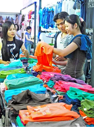 Giới trẻ mua sắm trong dịp lễ 2-9. Ảnh: VIỆT DŨNG