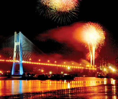 Lung linh cầu Phú Mỹ (TPHCM) trong đêm pháo hoa mừng Quốc khánh 2-9-2009. Ảnh: VIẾT BÌNH
