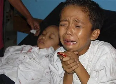 Trẻ em bị thương được đưa đến trung tâm y tế quận Tasikmalaya