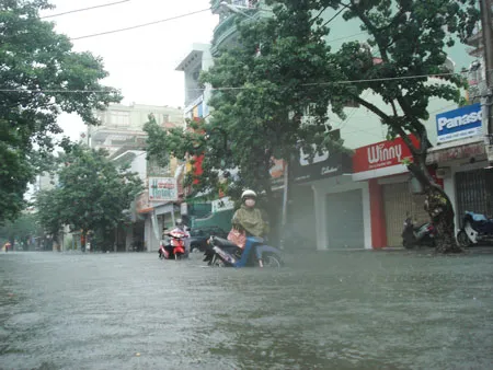 Nhiều tuyến đường tại TP Huế bị mưa ngập gây khó khăn cho người và phương tiện tham gia giao thông
