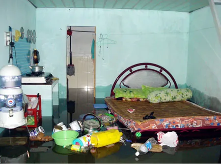 Nước tràn vào nhà quá nhanh đã làm nhiều vật dụng trong các gia đình ở TP Đà Nẵng bị hư hỏng nghiêm trọng. Ảnh: Nguyễn Hùng