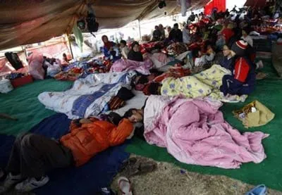 Những người sống sót sau trận động đất phải qua đêm trong những lều bạt tạm bợ ở Pengalenan hôm 4-9.