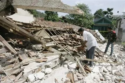 Chẳng còn gì ngoài đống đổ nát.