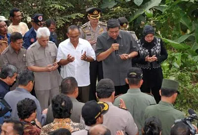 Tổng thống Indonesia Susilo Bambang Yudhoyono (thứ 2 từ phải qua) và phu nhân (bên cạnh) cầu nguyện cho những người xấu số ở làng Pamoyanan.