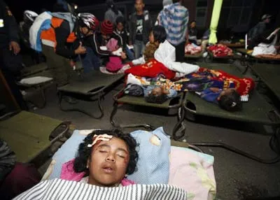 Người bị thương nằm trong các lều dã chiến do các đội y tế địa phương dựng lên