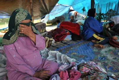 Bà Mak Suyati ở làng Cipanas khóc vì ngôi nhà của mình đã bị mất trong trận động đất (ngày 4-9)