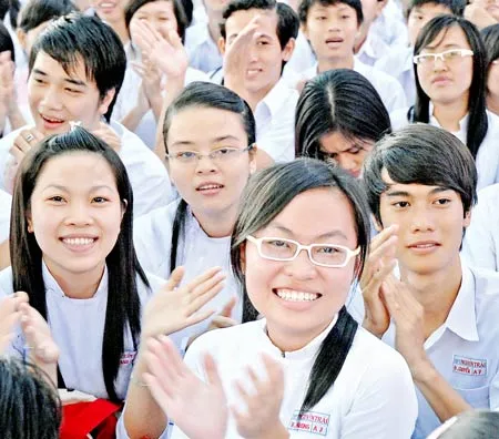 Các em học sinh Trường THPT Nguyễn Trãi, quận 4 TPHCM phấn khởi bước vào năm học mới. Ảnh: ĐỨC TRÍ