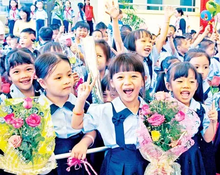 Niềm vui đón chào năm học mới 2009 - 2010 (Ảnh chụp tại Trường Tiểu học Châu Văn Liêm quận 6, TPHCM). Ảnh: MAI HẢI