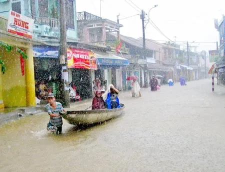 Mưa lớn gây ngập nặng các tỉnh miền Trung