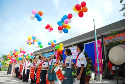 Hy vọng tương lai các em sẽ bay cao. Ảnh: Nguyễn Anh