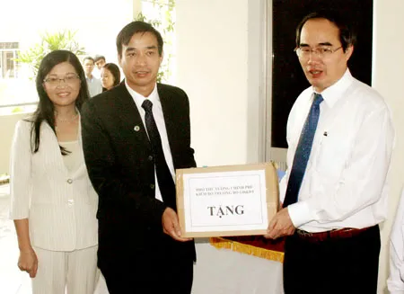 Phó Thủ tướng Nguyễn Thiện Nhân tặng quà thầy Nguyễn Trung Chinh - Hiệu Trưởng Trường THPT Lê Quý Đôn, Đà Nẵng. ảnh: Nguyên Khôi.