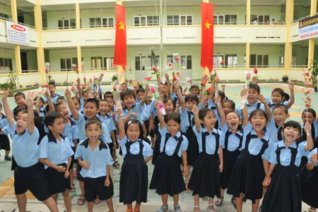 Học sinh lớp 1 Trường Tiểu học Châu Văn Liêm (Q.6) đón năm học 2009-2010 trong ngôi trường mới. Ảnh: Mai Hải