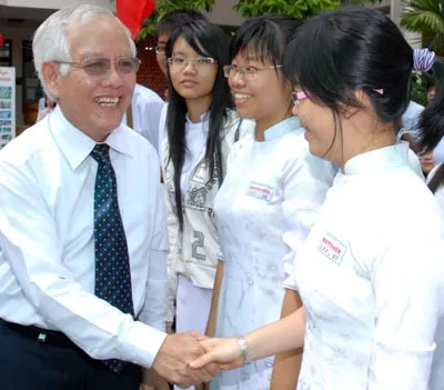 Chủ tịch UBND TPHCM Lê Hoàng Quân thăm hỏi các học sinh Trường THPT Nguyễn Hiền. Ảnh: ĐỨC TRÍ