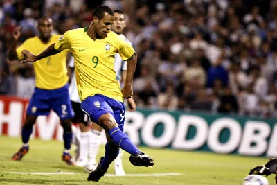 Fabiano đệm bóng vào lưới, nâng tỷ số lên 2-0 cho tuyển Brazil
