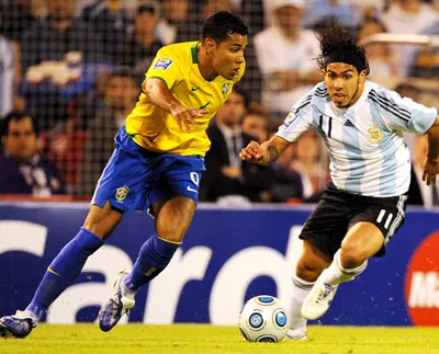 CarlosTevez (11, Argentina) bị khóa chặt trong trận đấu này