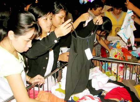 Hàng Việt còn… xa người lao động