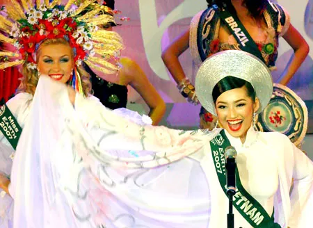 Đào tạo người đẹp VN tranh tài ở đấu trường quốc tế. Bài 2: Áp lực ở các “lò” nhan sắc