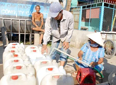 Thiếu nước sạch, người dân huyện Nhà Bè phải mua nước từ các xe bồn. Ảnh: Đức Trí