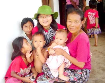 Blouse trắng và trái tim hồng