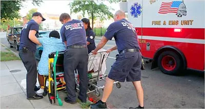 Khi lính cứu hỏa chăm sóc y tế