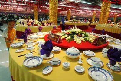 Các tác phẩm nghệ thuật bằng sứ tại triển lãm.