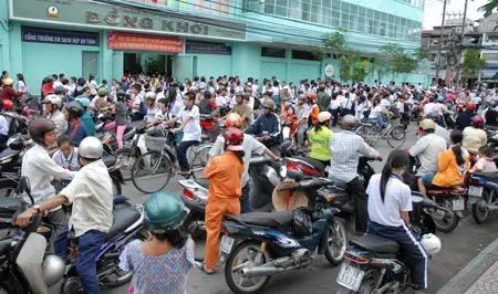 Ngày đầu năm học tại TPHCM - Kẹt xe khắp nơi