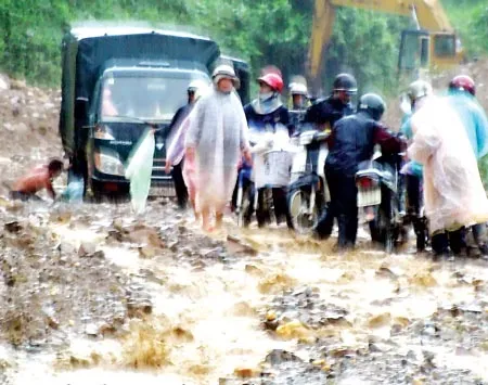 Quảng Nam - Đà Nẵng: Sạt lở núi, giao thông bị chia cắt