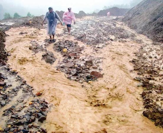 Nhiều người cố vượt qua đoạn đường bị sạt lở tại Dốc Kiền (Đà Nẵng) để sang Đông Giang (Quảng Nam).